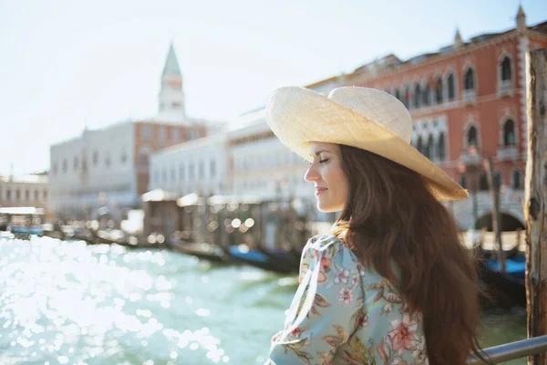 Relaxed Elegant Solo Tourist Woman Floral Dress Hat Embankment Venice — Stockfoto