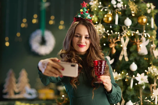 Kersttijd Glimlachende Stijlvolle Vrouw Met Glas Groene Jurk Met Online — Stockfoto