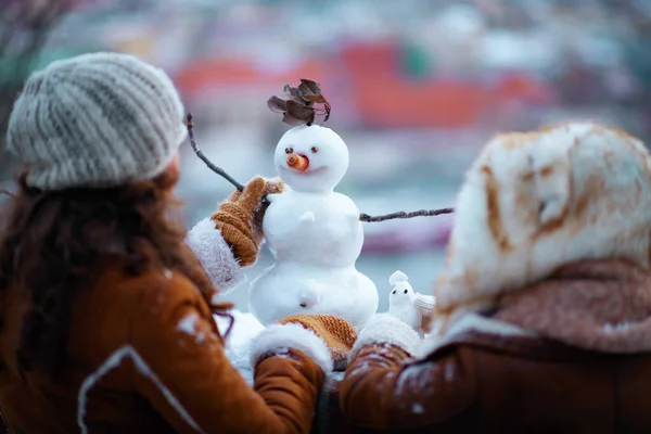 Seen Mother Child Knitted Hats Sheepskin Coats City Park Winter — Stock Photo, Image