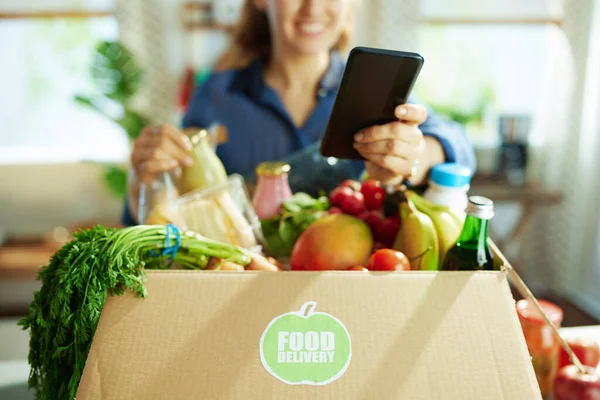 Food Delivery Closeup Happy Female Food Box Using Smartphone Recipes —  Fotos de Stock