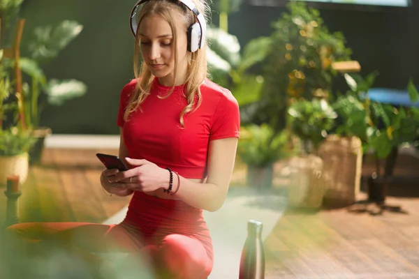 Modern Woman Red Fitness Clothes Smartphone Listening Music Headphones Modern —  Fotos de Stock