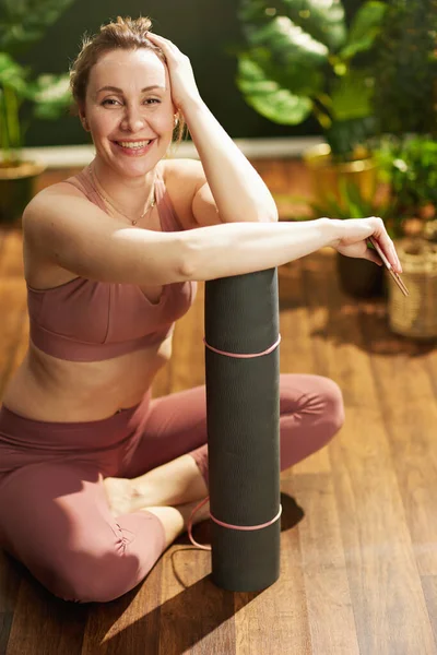 Portrait Smiling Modern Middle Aged Housewife Yoga Mat Using Smartphone — 图库照片
