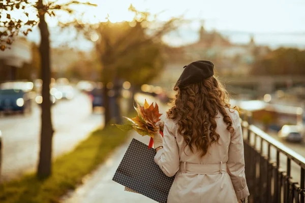 Dobrý Den Listopad Viděno Zezadu Trendy Žena Béžovém Plášti Černém — Stock fotografie