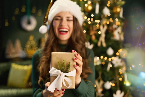 Boże Narodzenie Zbliżenie Szczęśliwy Elegancki Kobieta Kapeluszem Santa Eko Zapakowane — Zdjęcie stockowe