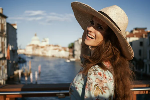 Glimlachende Jonge Toeristische Vrouw Bloemen Jurk Met Hoed Verkennen Attracties — Stockfoto