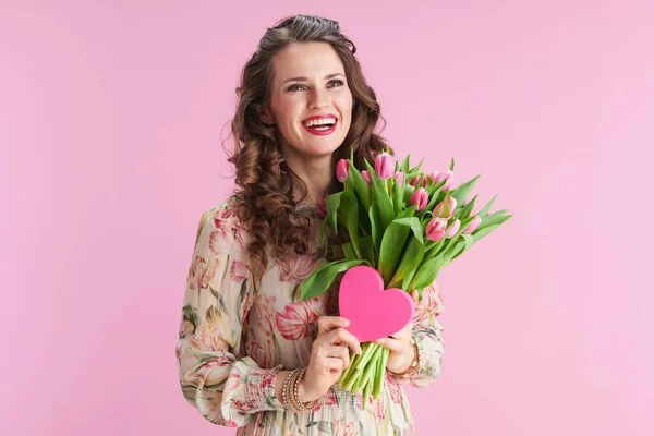 Smiling Stylish Woman Long Wavy Brunette Hair Tulips Bouquet Pink — ストック写真