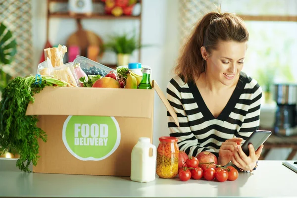 Entrega Comida Mujer Mediana Edad Feliz Con Caja Comida Cocina — Foto de Stock