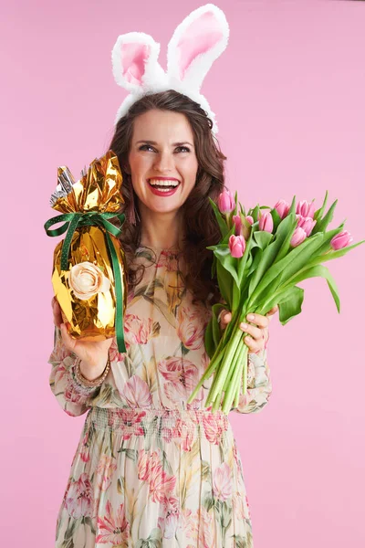 Modern Middle Aged Woman Long Wavy Brunette Hair Tulips Bouquet — Photo