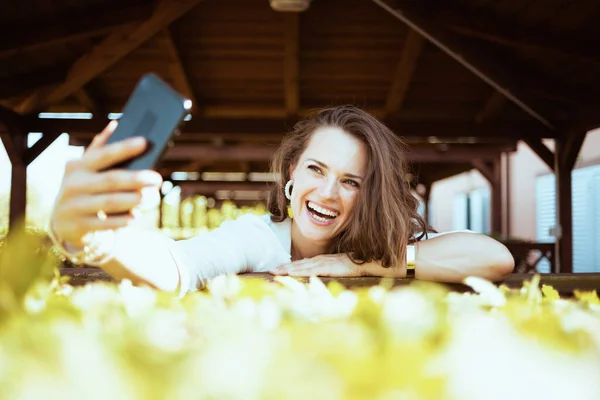 Happy Stylish Middle Aged Woman White Shirt Answering Incoming Video — Foto Stock