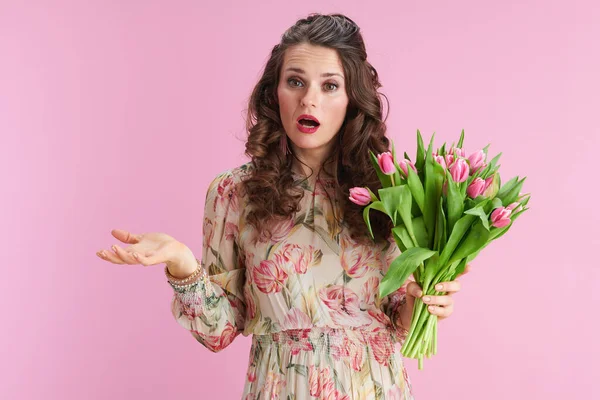 Elegant Woman Floral Dress Tulips Bouquet Pink Background — ストック写真