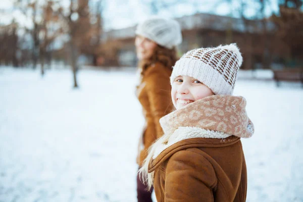 Happy Modern Mother Child Knitted Hats Sheepskin Coats Outdoors City — Foto Stock