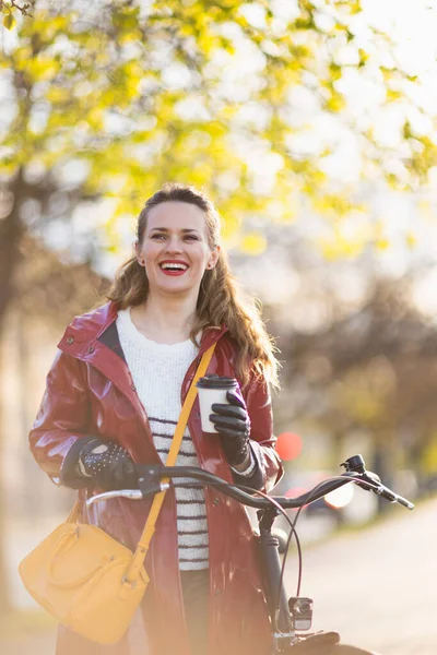 Mujer Moderna Feliz Abrigo Lluvia Rojo Con Bicicleta Taza Capuchino —  Fotos de Stock