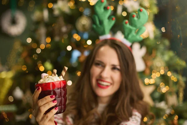 Kersttijd Sluiten Vrolijke Trendy Huisvrouw Met Feestelijke Warme Chocoladecocktail Grappige — Stockfoto