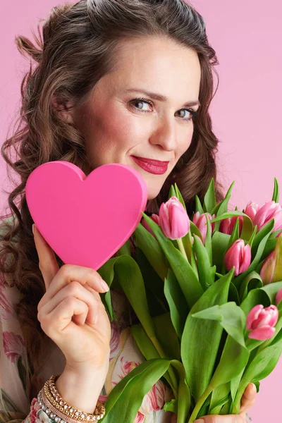 Mujer Moda Vestido Floral Con Ramo Tulipanes Corazón Rosa Aislado —  Fotos de Stock