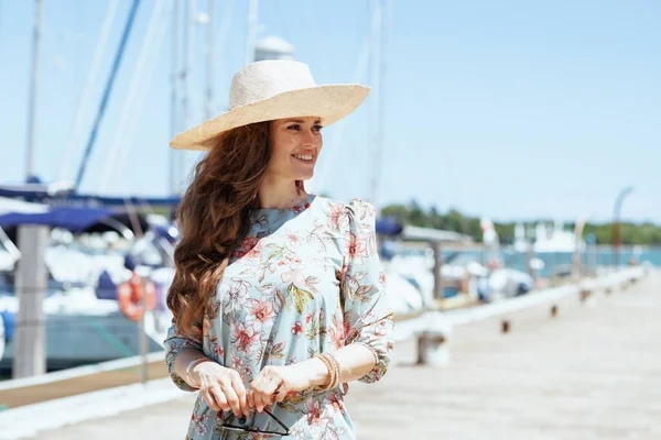 Happy Modern Traveller Woman Floral Dress Sunglasses Hat Pier — 图库照片