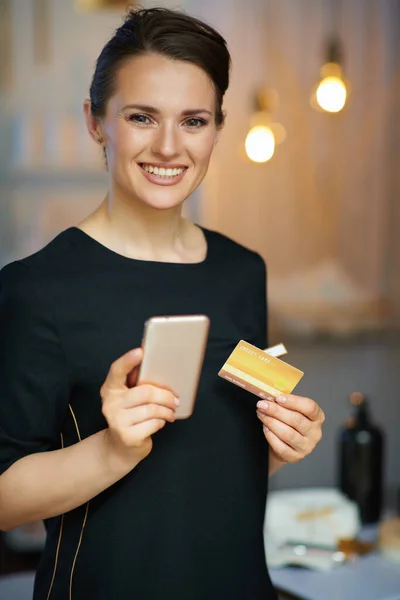 Happy Woman Worker Smartphone Credit Card Buying Online Modern Beauty — Stock Photo, Image