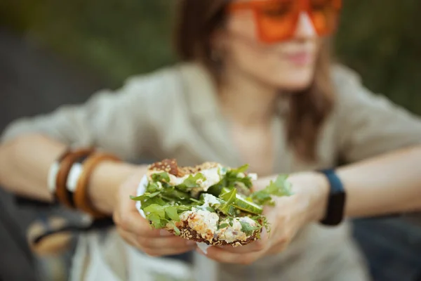 Close Middelbare Leeftijd Vrouw Met Sandwich Buiten Stad — Stockfoto