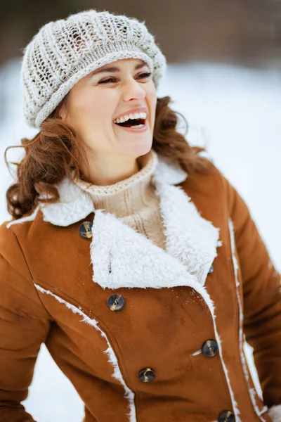 Smiling Modern Female Outdoors City Park Winter Knitted Hat Sheepskin — Fotografia de Stock