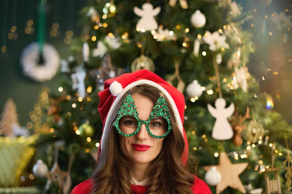 Рождество Портрет Счастливой Женщины Средних Лет Шляпе Санты Смешные Очки — стоковое фото