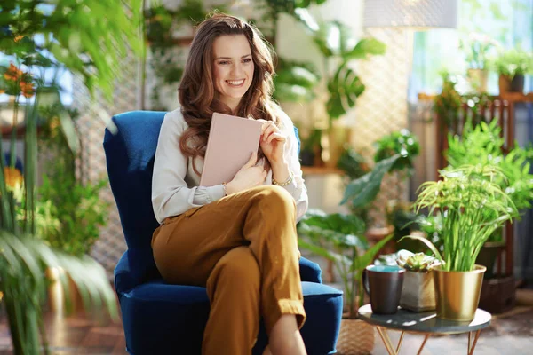 Groen Huis Glimlachende Elegante Jaar Oude Huisvrouw Met Lang Golvend — Stockfoto