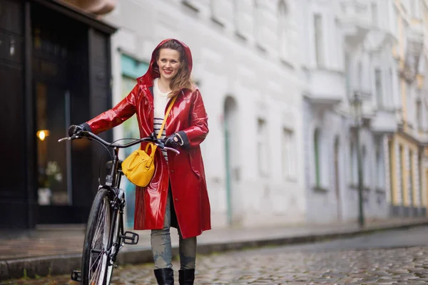 Mulher Moderna Sorridente Capa Chuva Vermelha Com Bicicleta Andando Chuva — Fotografia de Stock