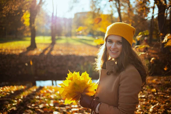 Привіт Жовтень Щаслива Сучасна Річна Жінка Коричневому Пальто Жовтий Капелюх — стокове фото