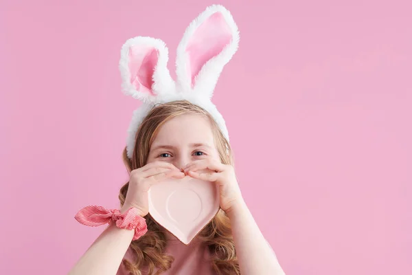 Menina Moderna Feliz Vestido Rosa Com Forma Coração Pires Orelhas — Fotografia de Stock