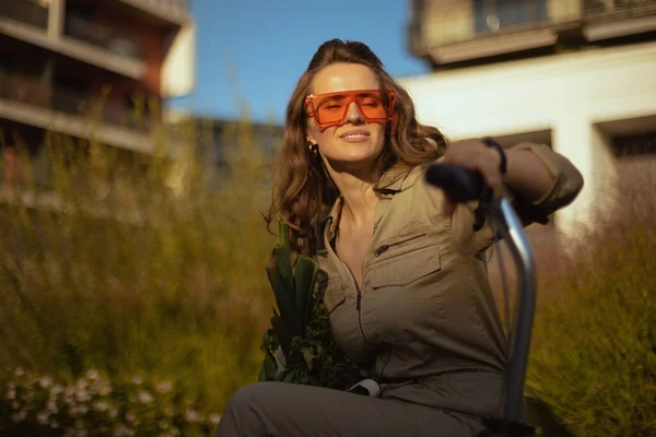 Feminino Elegante Relaxado Geral Com Scooter Livre Cidade — Fotografia de Stock