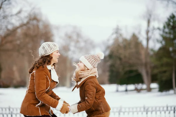 Happy Elegant Mother Daughter Knitted Hats Sheepskin Coats Mittens Knitted — Stok fotoğraf