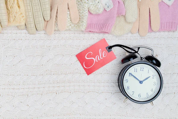 Winter Flat Lay Alarm Clock Gloves Sale Tag White Knitted — Foto de Stock