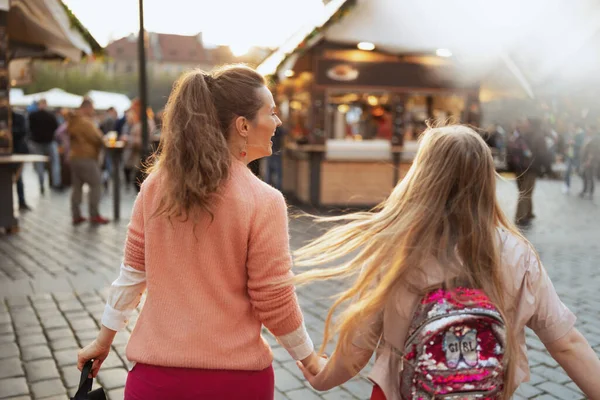 Von Hinten Gesehen Haben Moderne Mutter Und Tochter Auf Der — Stockfoto