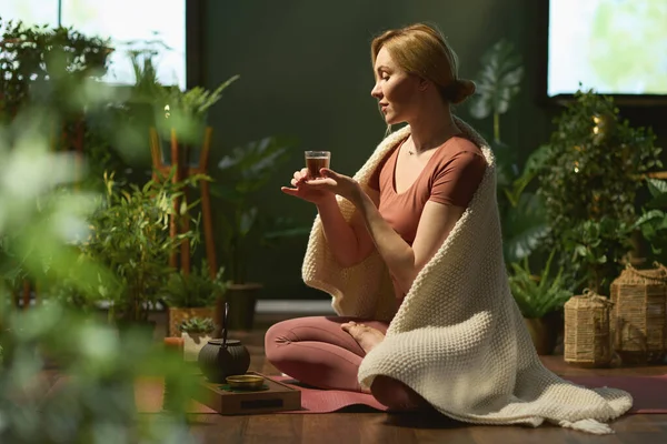 Modern Years Old Woman Tea Modern Green Home — Stockfoto