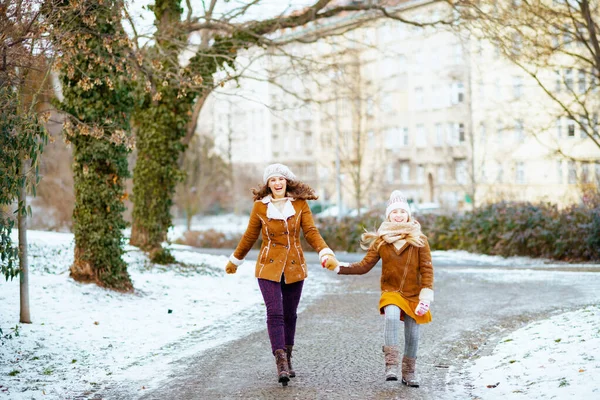 Full Length Portrait Smiling Stylish Mother Daughter Knitted Hats Sheepskin — Stok fotoğraf