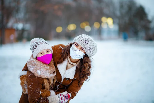 Happy Stylish Mother Child Knitted Hats Sheepskin Coats Mittens Medical — Zdjęcie stockowe