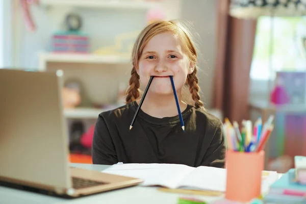 Bored Modern Girl Grey Shirt Laptop Workbook Homeschooling Fooling Home — Φωτογραφία Αρχείου