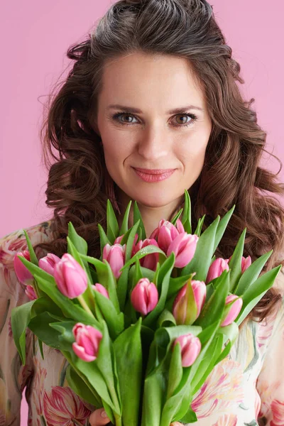 Portré Boldog Középkorú Hosszú Hullámos Barna Haj Tulipán Csokor Rózsaszín — Stock Fotó