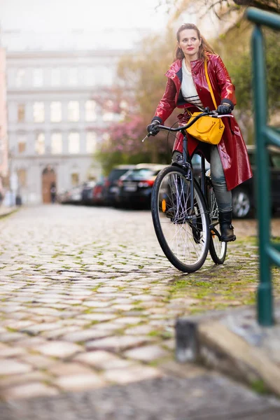 Mulher Elegante Casaco Chuva Vermelho Livre Cidade Rua Andar Bicicleta — Fotografia de Stock