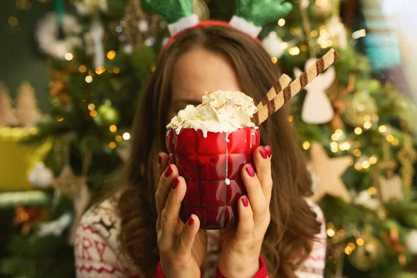 Kersttijd Sluiten Moderne Vrouw Met Feestelijke Warme Chocoladecocktail Traditionele Kersttrui — Stockfoto