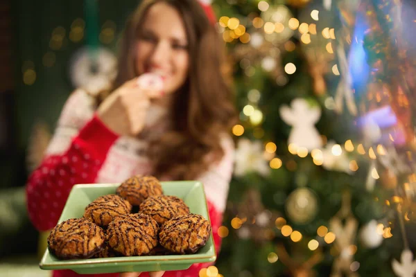 Christmas Time Closeup Smiling Trendy Middle Aged Housewife Christmas Cookie — Zdjęcie stockowe