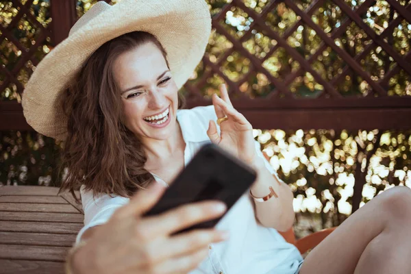 Usmívající Let Žena Domácnosti Bílé Košili Kloboukem Pomocí Video Chatu — Stock fotografie