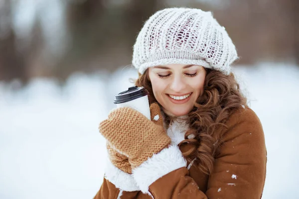 Elegante Hembra Sonriente Con Manoplas Taza Sombrero Punto Abrigo Piel — Foto de Stock