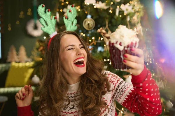 Happy Middle Aged Housewife Festive Hot Chocolate Cocktail Funny Reindeer — Stockfoto