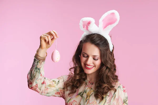 Mulher Meia Idade Moda Vestido Floral Com Orelhas Coelho Ovo — Fotografia de Stock