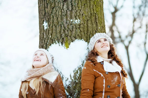 Happy Stylish Mother Child Knitted Hats Sheepskin Coats Knitted Hat — Stock Photo, Image