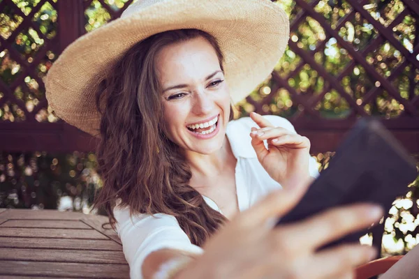 Happy Trendy Years Old Woman White Shirt Hat Sitting Table — Stockfoto