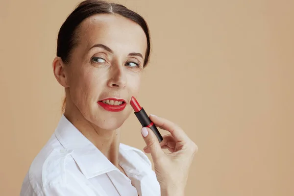 Moderne Vrouw Met Rode Lippenstift Wit Shirt Tegen Beige Achtergrond — Stockfoto