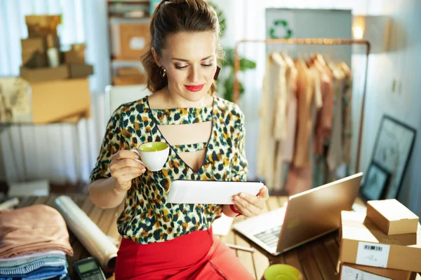 Moderna Mujer Mediana Edad Propietaria Una Pequeña Empresa Con Tableta — Foto de Stock