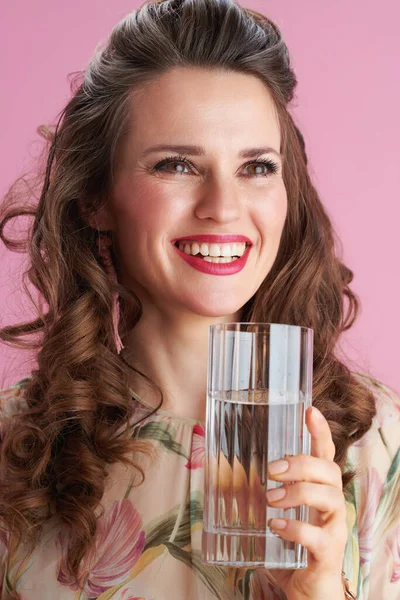 Улыбка Стильная Летняя Женщина Цветочном Платье Стаканом Воды Изолированы Розовом — стоковое фото