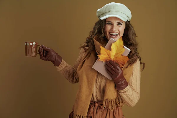 Hallo Oktober Glückliche Moderne Jährige Hausfrau Schal Mit Gelbem Herbst — Stockfoto