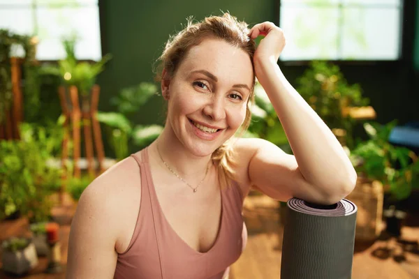 Portrait Smiling Modern Middle Aged Woman Yoga Mat Modern Green — Photo